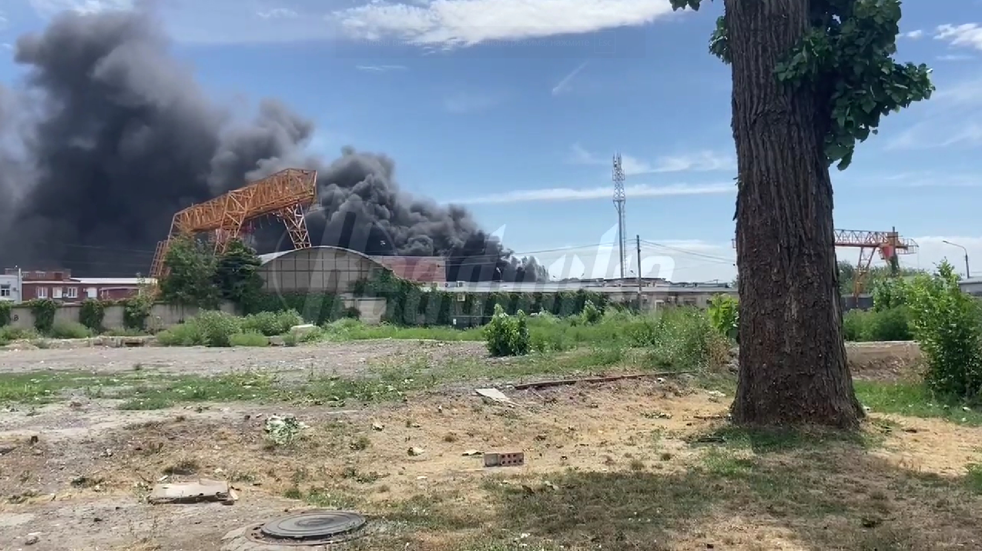 В Ростове-на-Дону загорелись склады с поликарбонатом