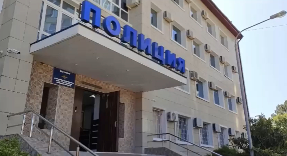 Помощника мэра Сочи задержали по делу о продаже мест на кладбище
