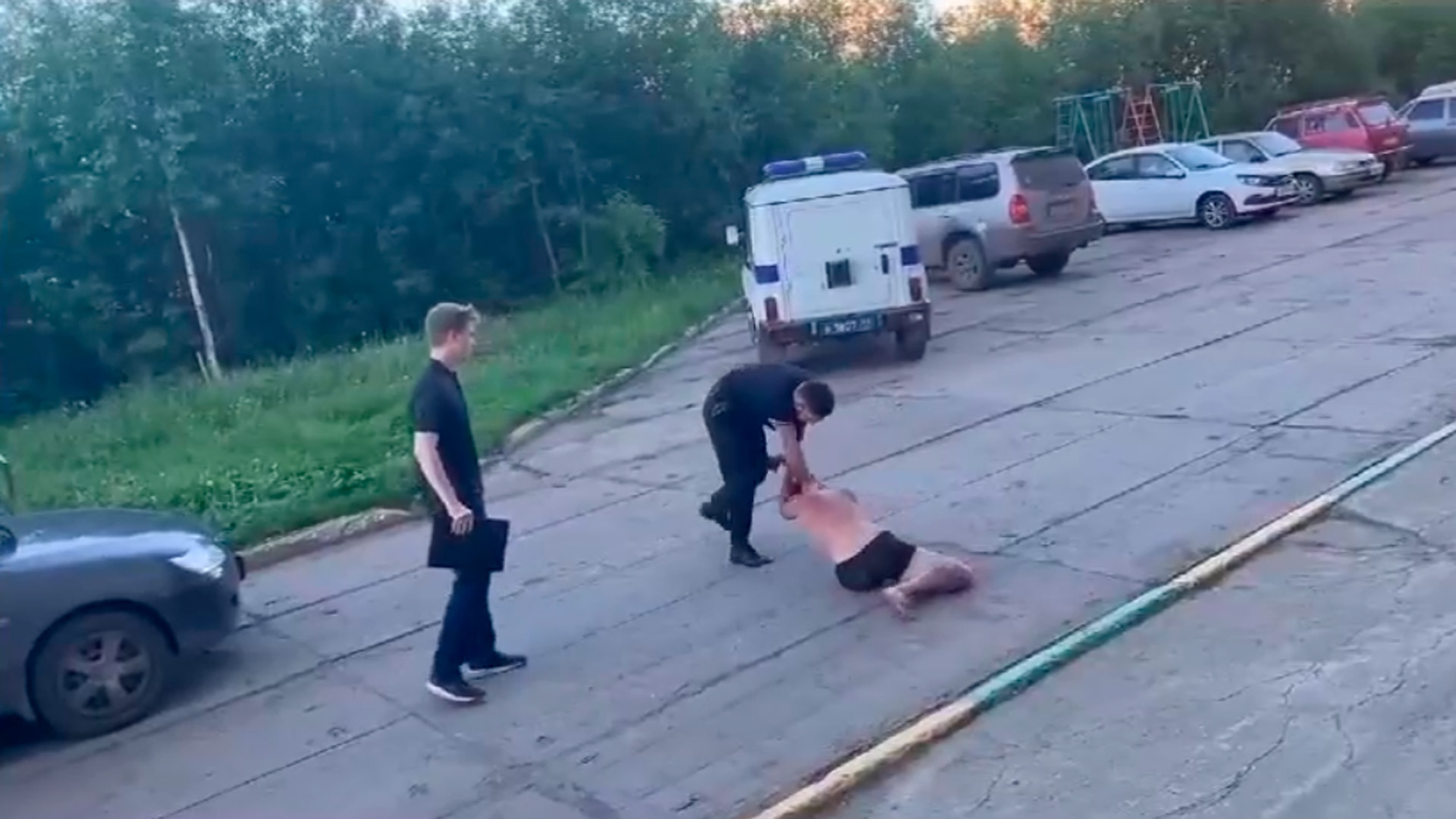 В Коми начали проверку после обвинений полицейского в избиении безногого мужчины