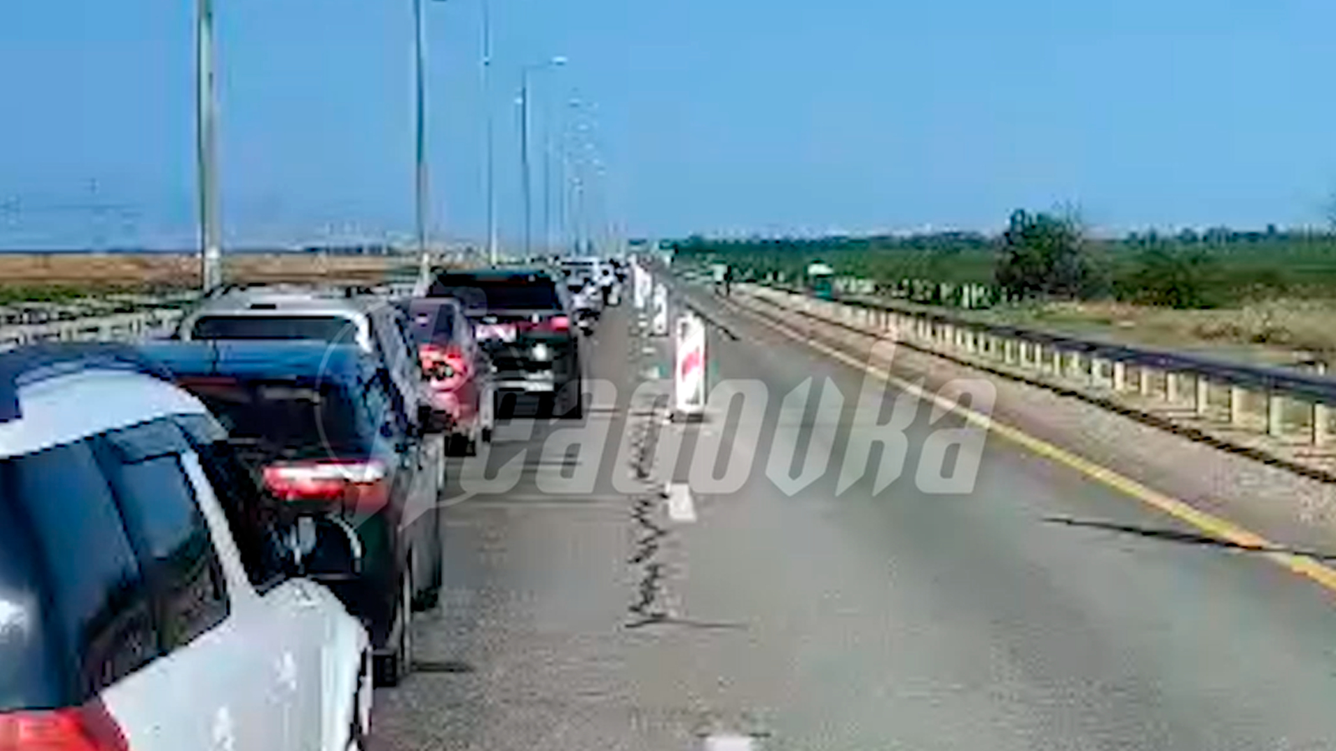 Более тысячи машин застряли в пробке у Крымского моста