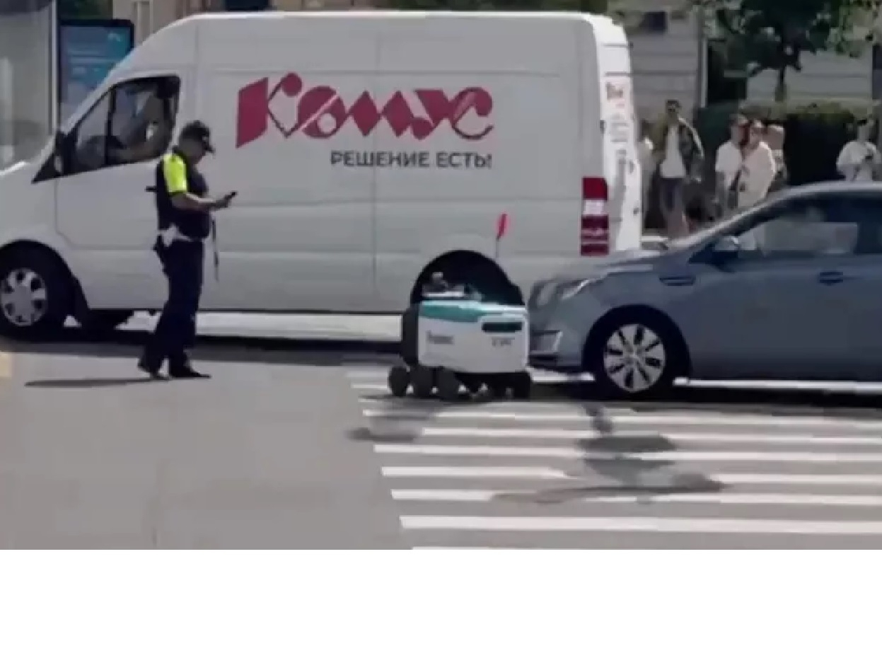 В Москве автомобиль врезался в робота-доставщика