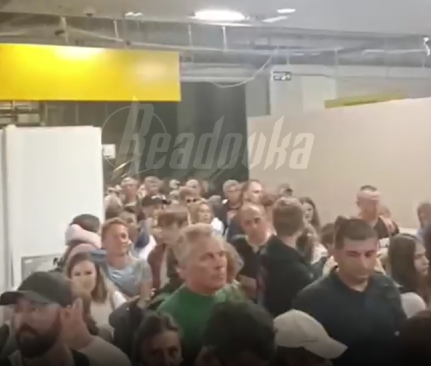 В аэропорту Екатеринбурга произошла массовая давка
