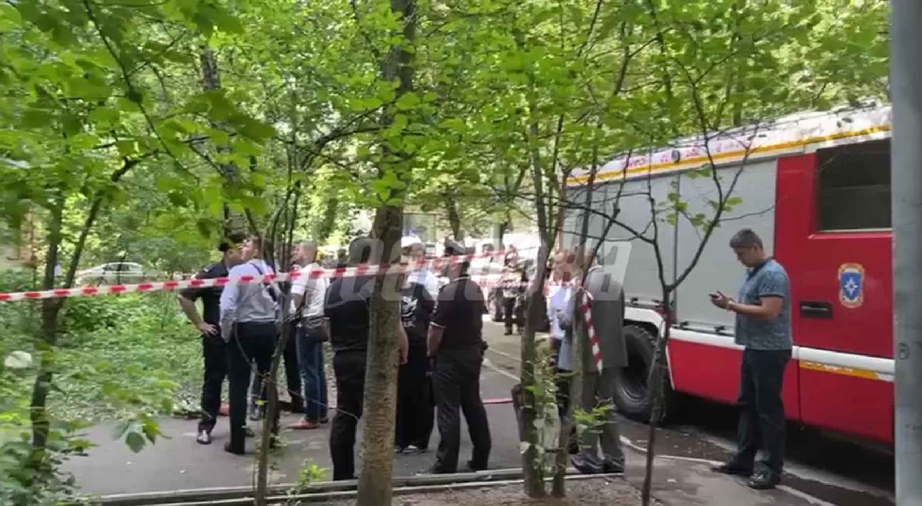 Оперативные службы оцепили двор, где произошел взрыв на западе Москвы