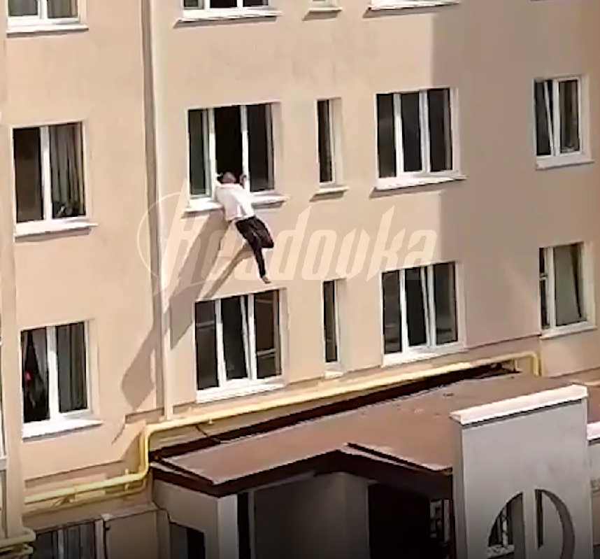В Уфе мужчина после падением из окна скрылся до приезда скорой помощи