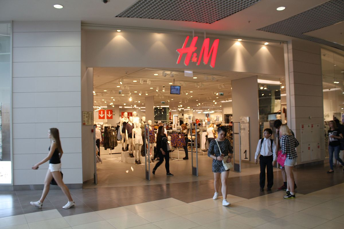 Суд арестовал счета H&M из-за долга в 76 миллионов рублей