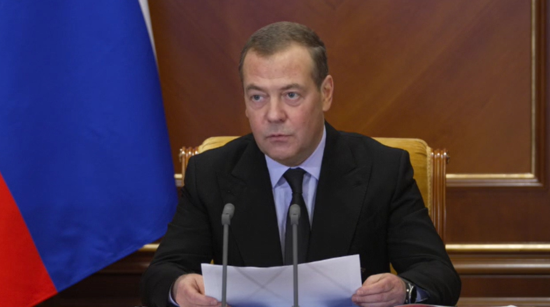 Медведев призвал снять ограничения для продвижения ВС РФ вглубь Украины