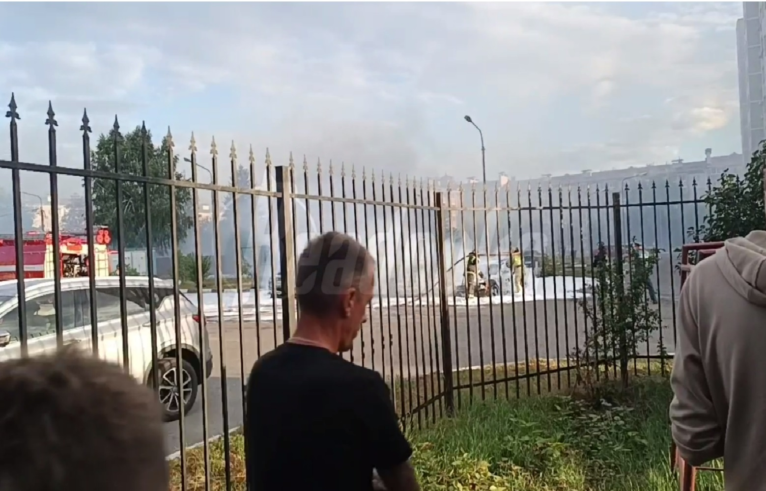 Пожарные прибыли на место обстрела ВСУ в Белгороде
