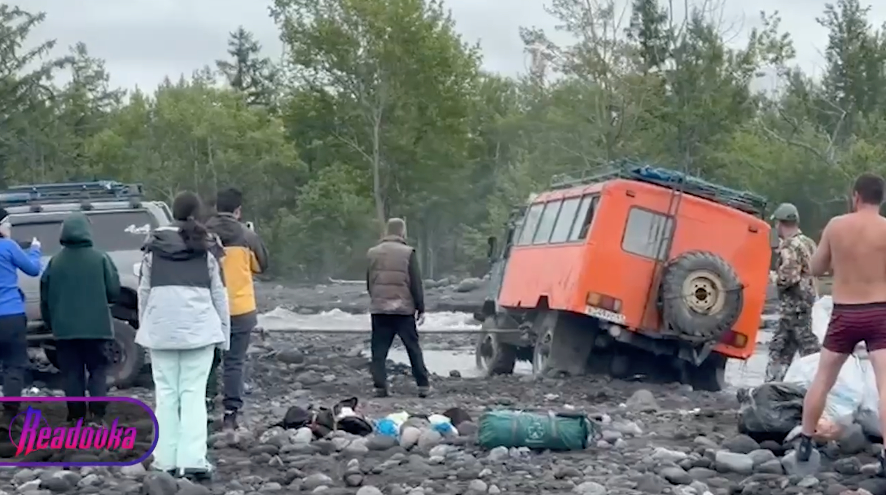 Туристический автобус перевернулся на Камчатке