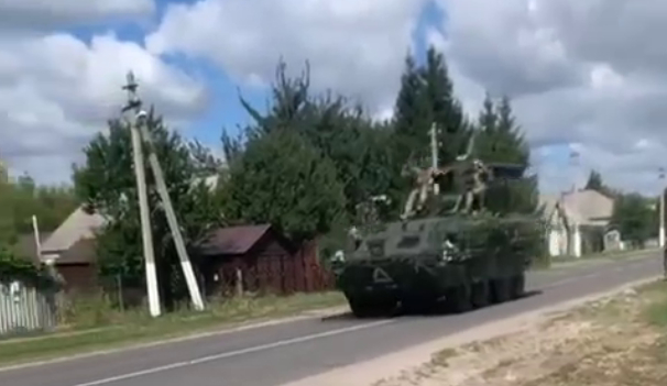 Российские военные захватили украинский БТР в Курской области