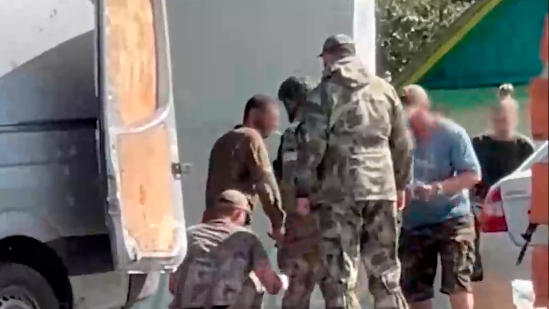 Появились кадры взятия в плен 4 ВСУшников в Курской области