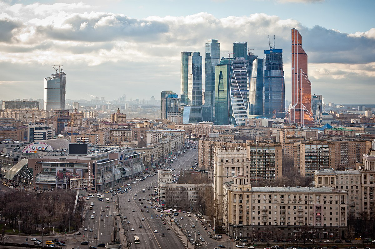В Москве двое мужчин повесили плакат с призывами к Украине