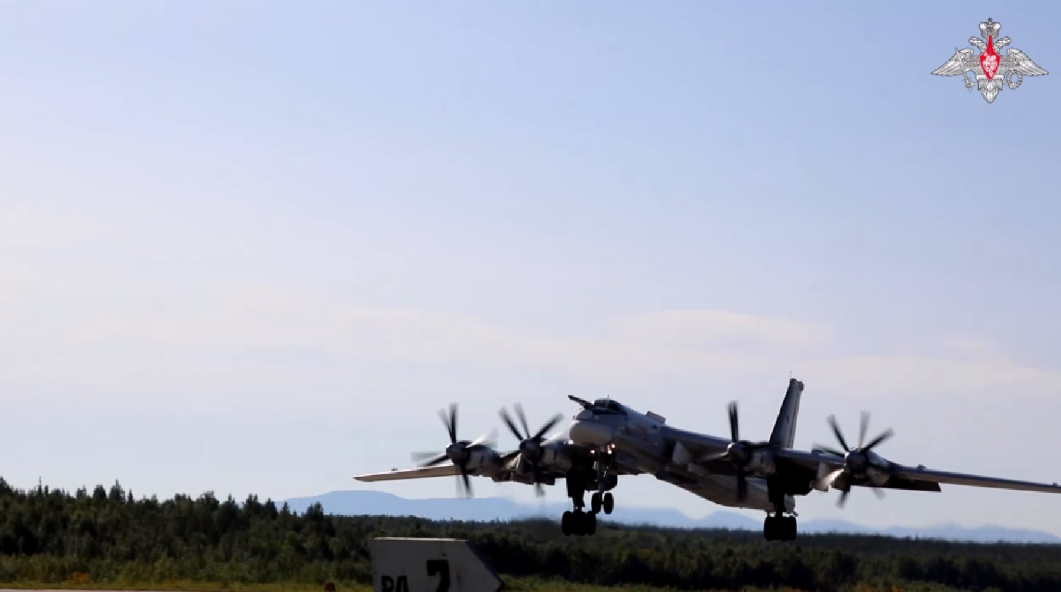 Российские бомбардировщики Ту-22М3 выполнили плановый полет над Балтикой