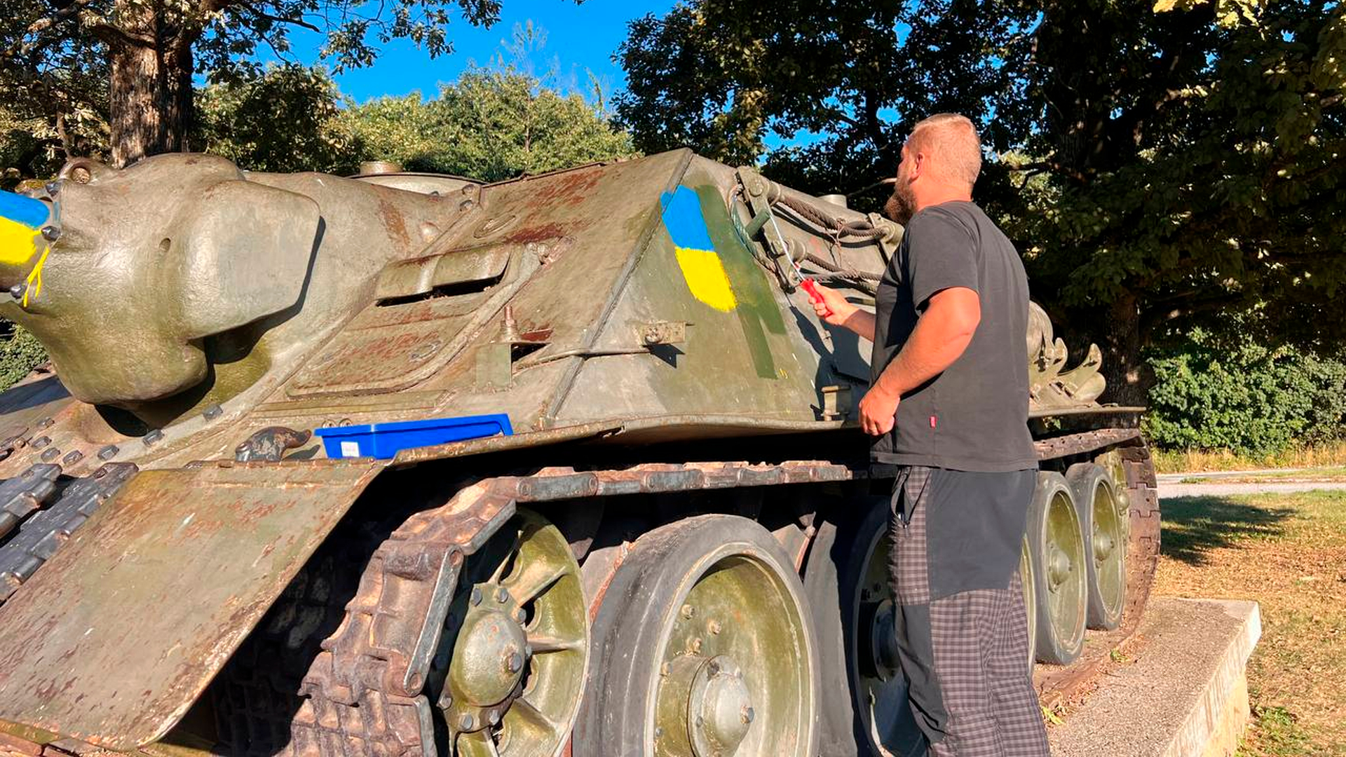 В Словакии неизвестные изрисовали советский танк украинскими флагами