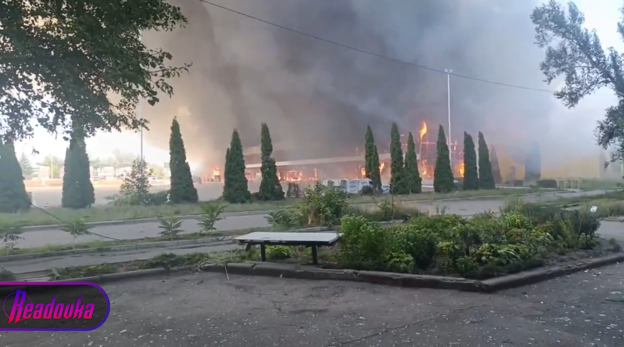 В донецком ТЦ Галактика начался пожар после обстрела ВСУ