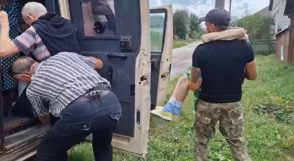 Волонтеры организовали вывоз маломобильных мирных жителей Курской области