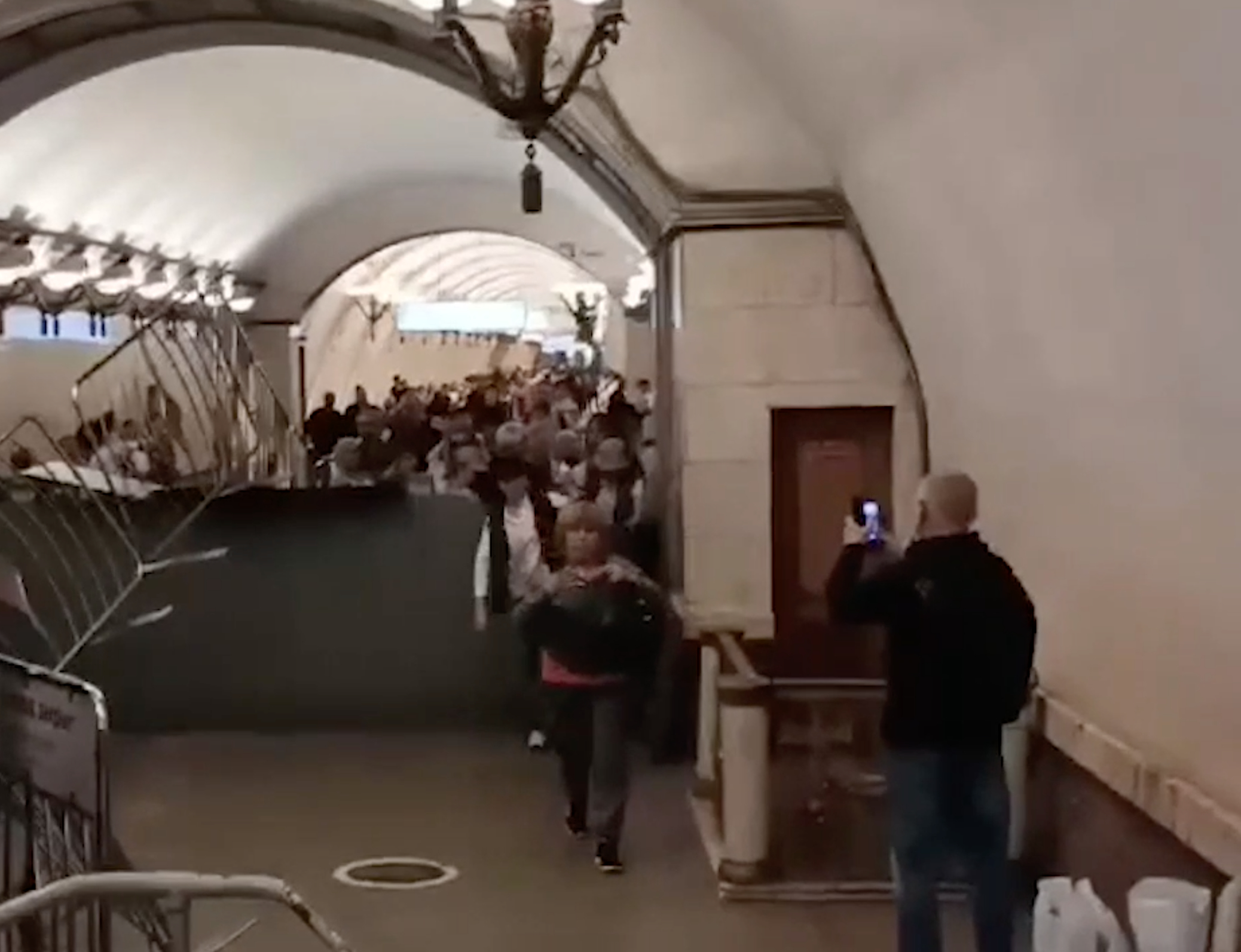 В столичном метро сработал затвор бомбоубежища