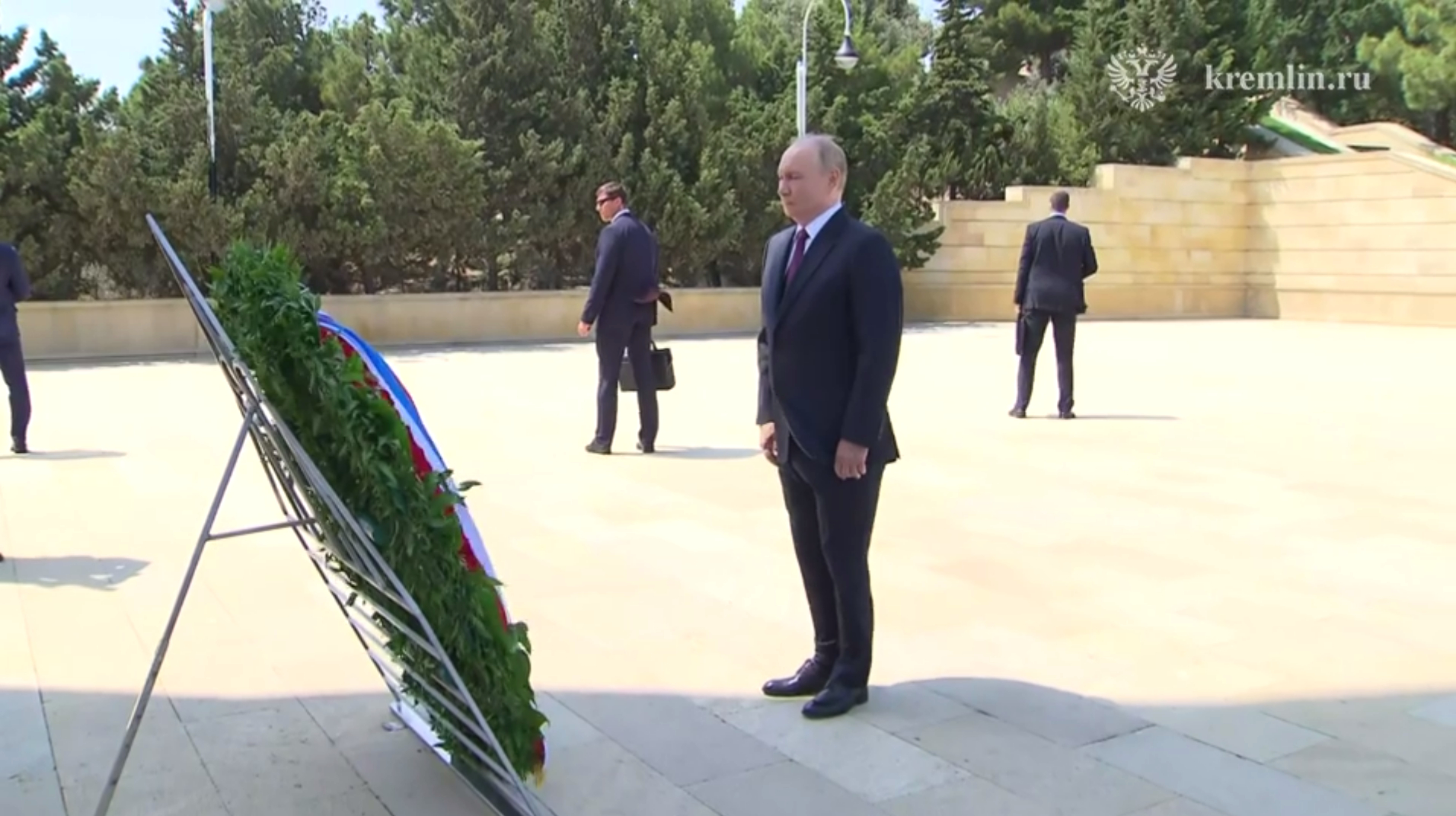 Путин возложил венок к Вечному огню в Баку