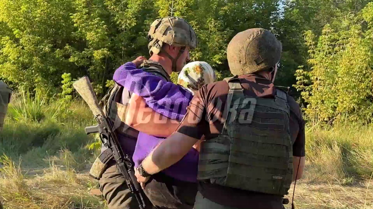 Добровольцы помогают вывозить людей из Глушковского района