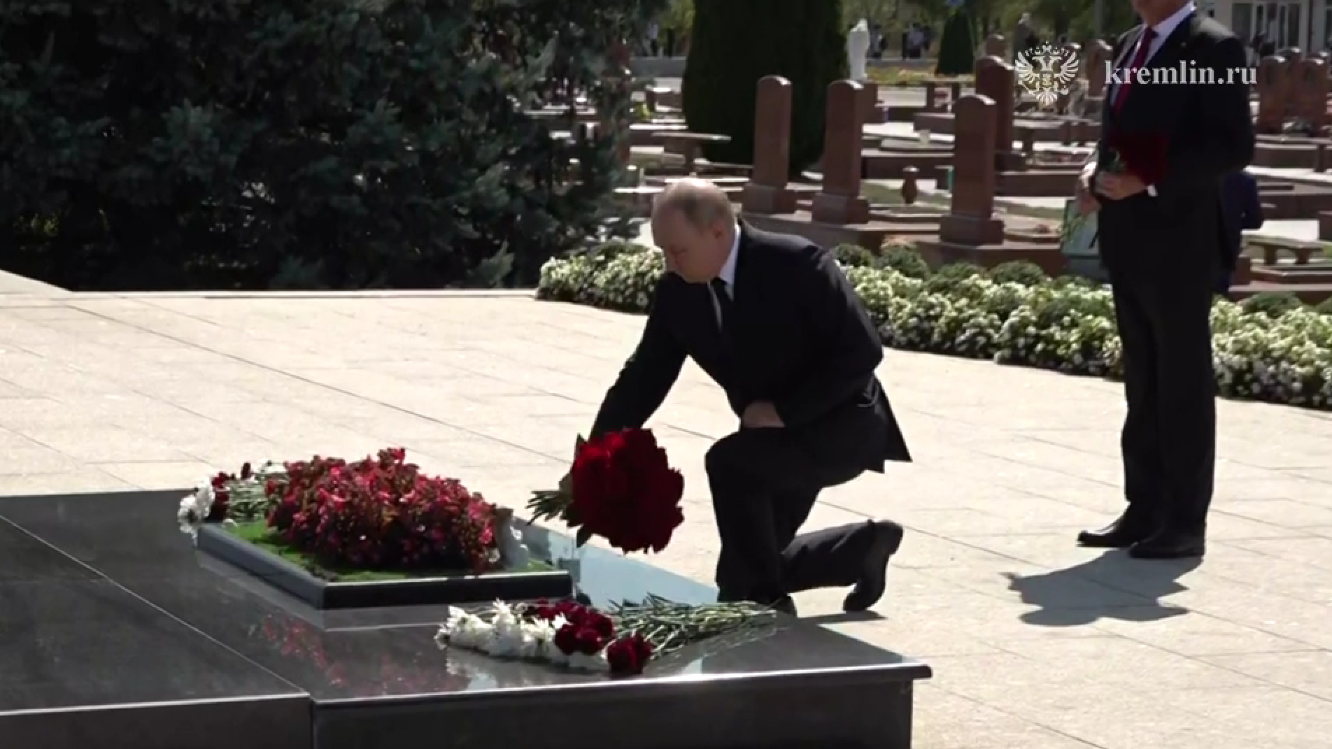 Путин почтил память жертв теракта в Беслане