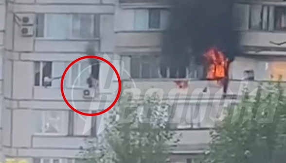 В Москве женщину с ребенком спасли из горящей квартиры