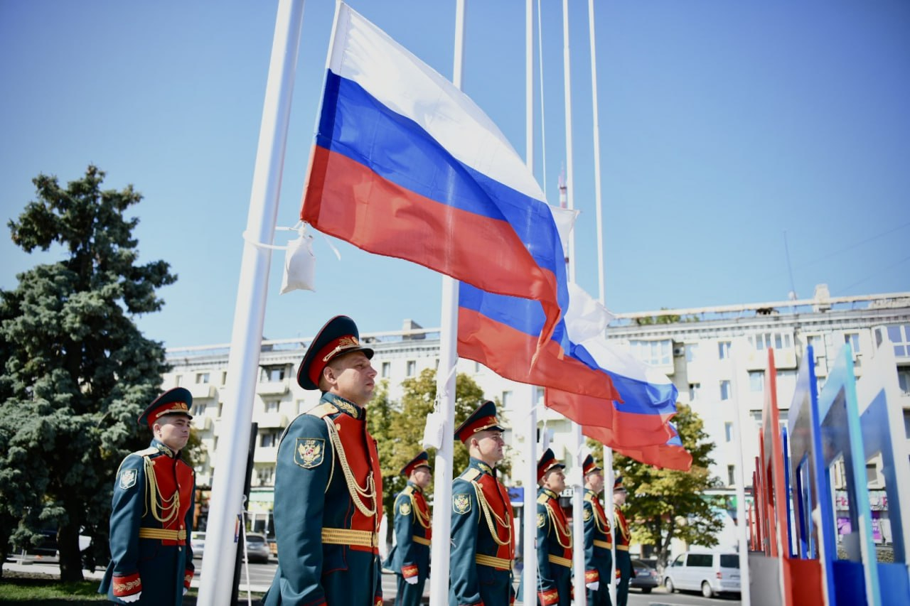 В Луганске прошла торжественная церемония в честь дня флага РФ