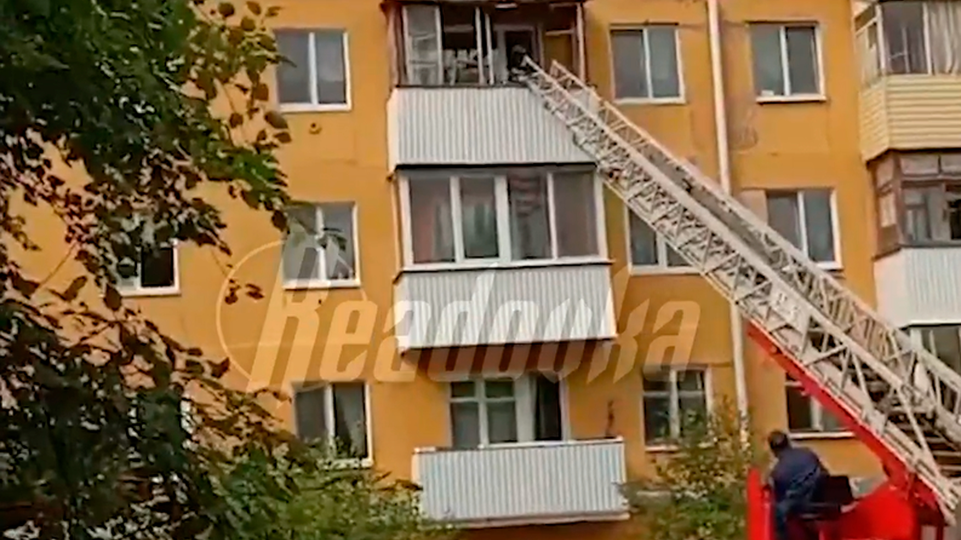 Появились кадры эвакуации пострадавших при взрыве газа в доме в Прикамье