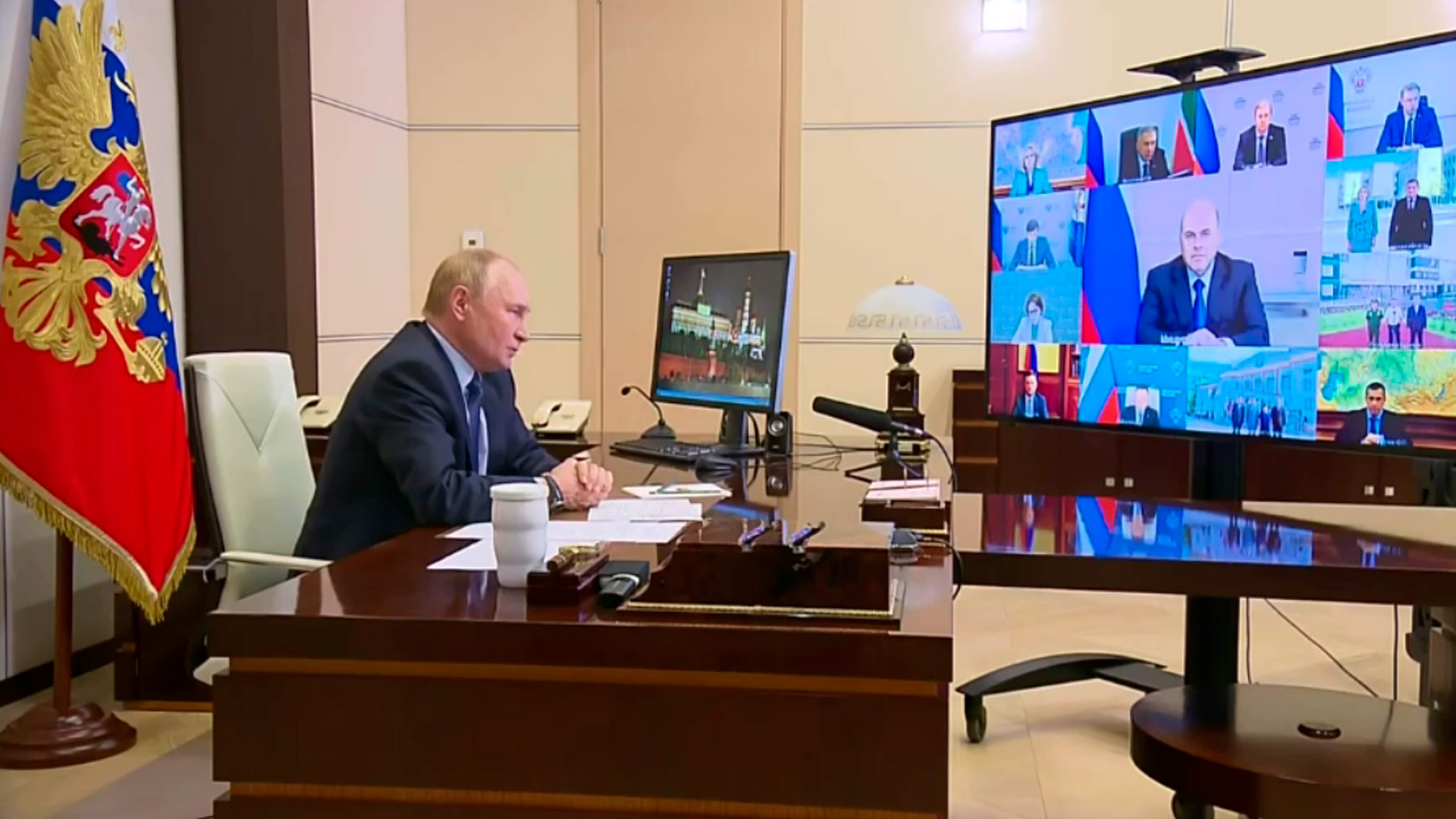 Путин поздравил соотечественников с Днем флага РФ