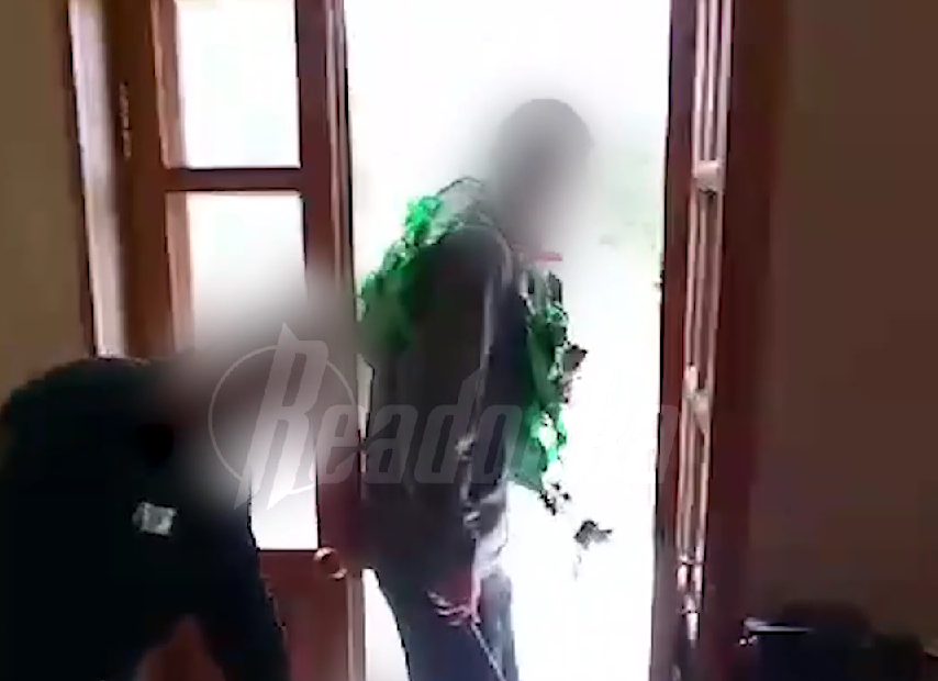 Двум людям удалось сбежать от радикалов, захвативших ИК-19