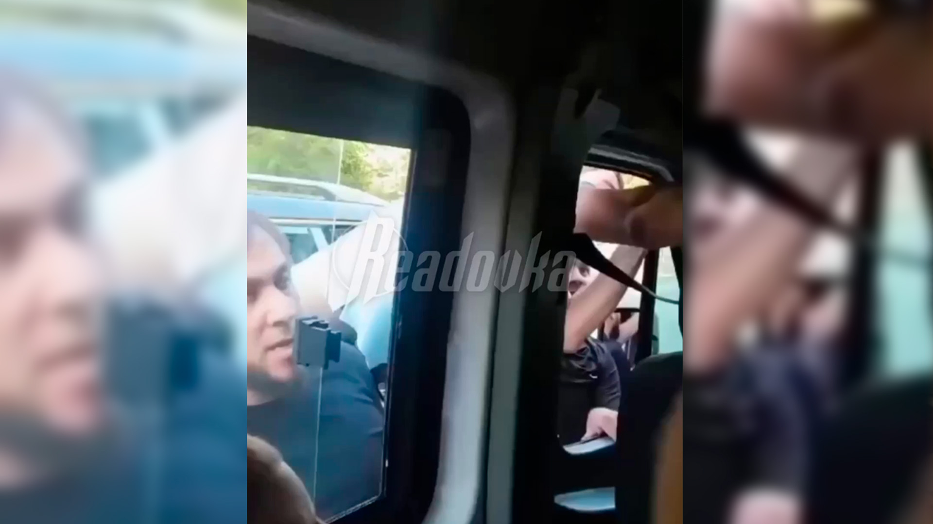 В Подмосковье группа мужчин напала на свадебный микроавтобус