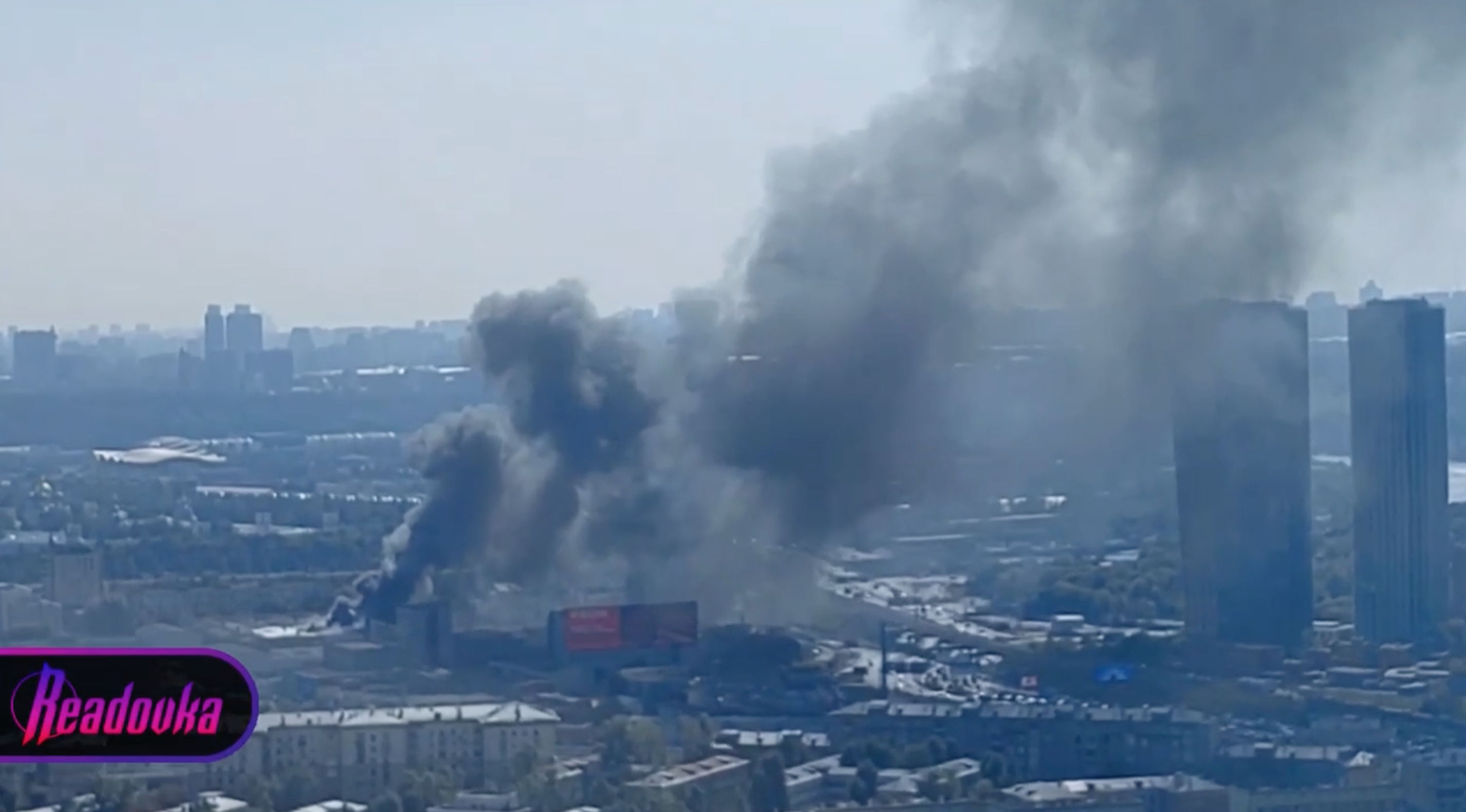 Пожар охватил здание на Бережковской набережной в Москве