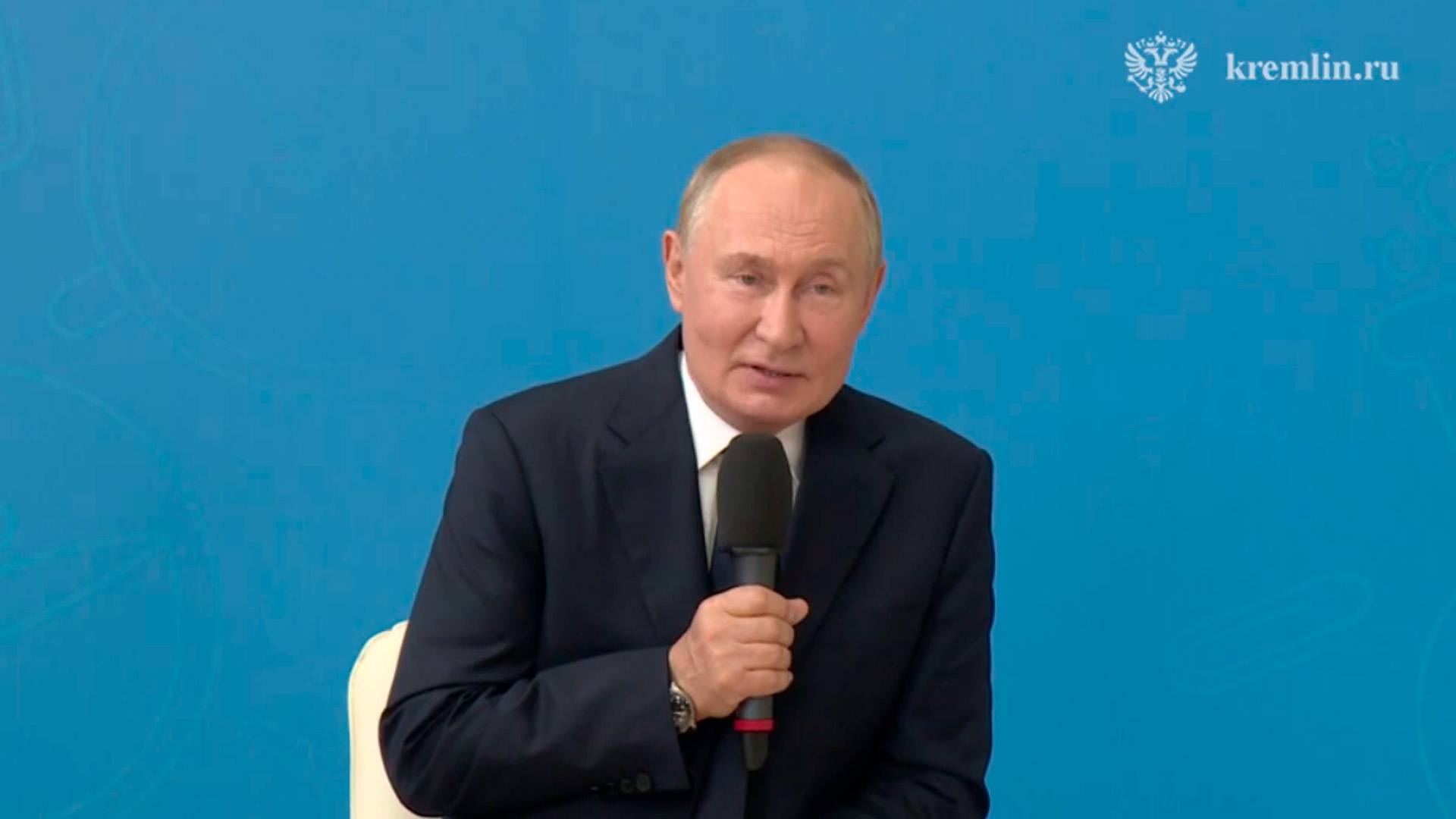 Путин: Мы защищаем и тех людей, кто живет в Донбассе, и будущее России