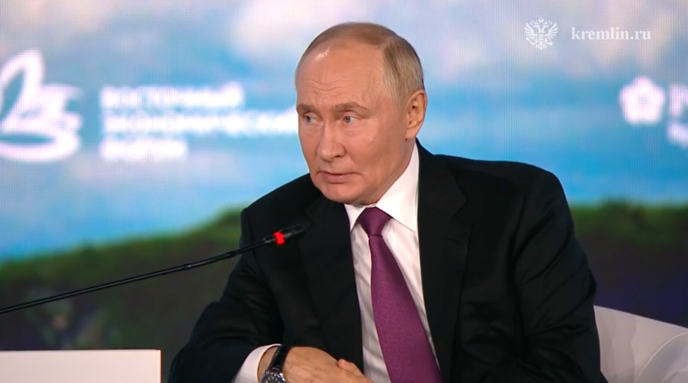 Путин: Россия не отказывается от доллара, а ищет альтернативы