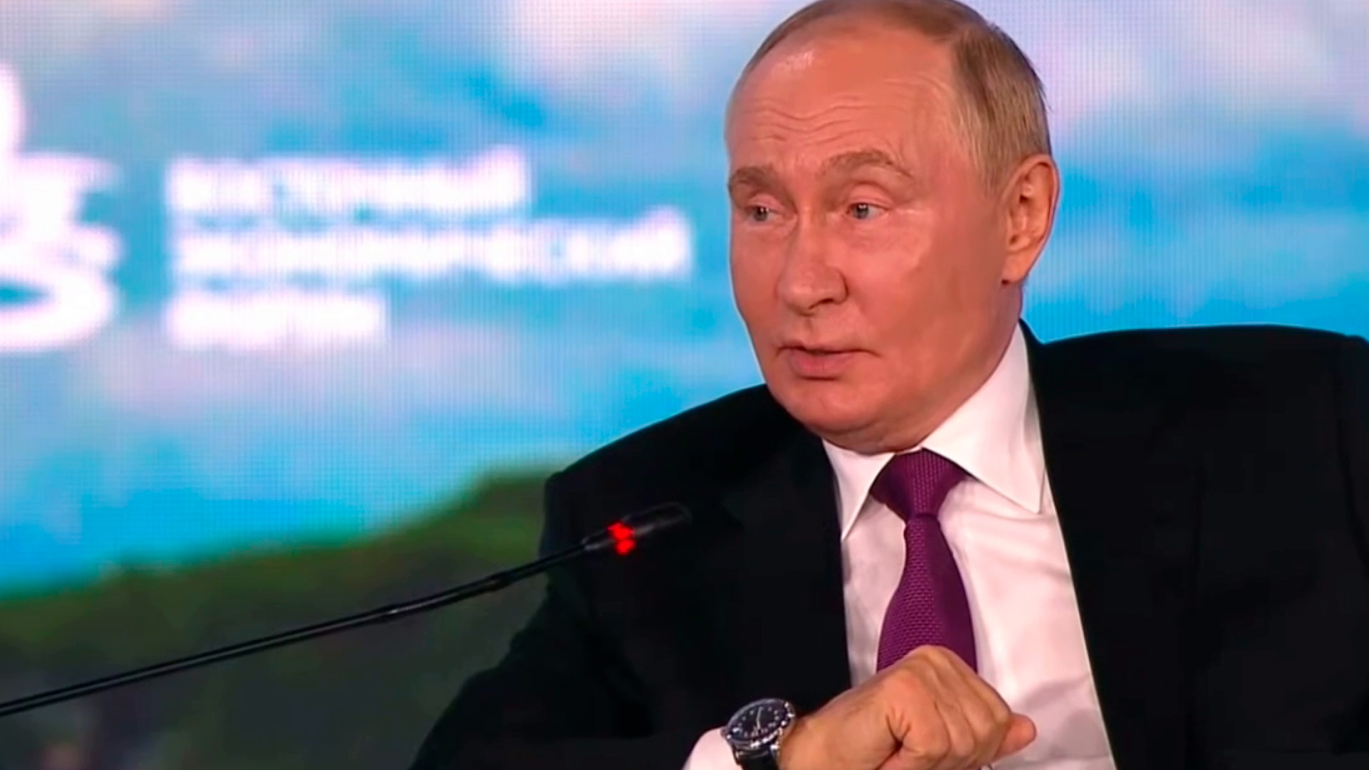Путин в шутку причислил Грефа к классикам