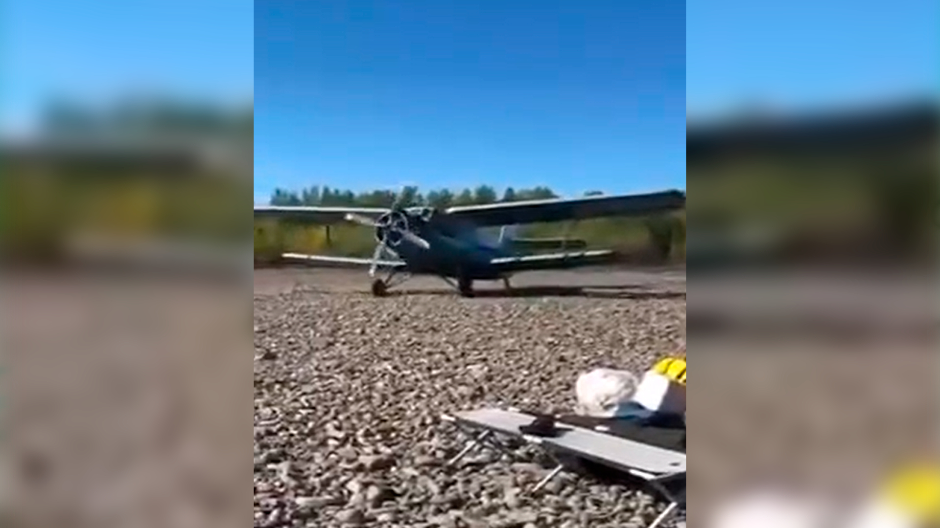 В Якутии Ан-2 приземлился рядом с туристами на берегу реки