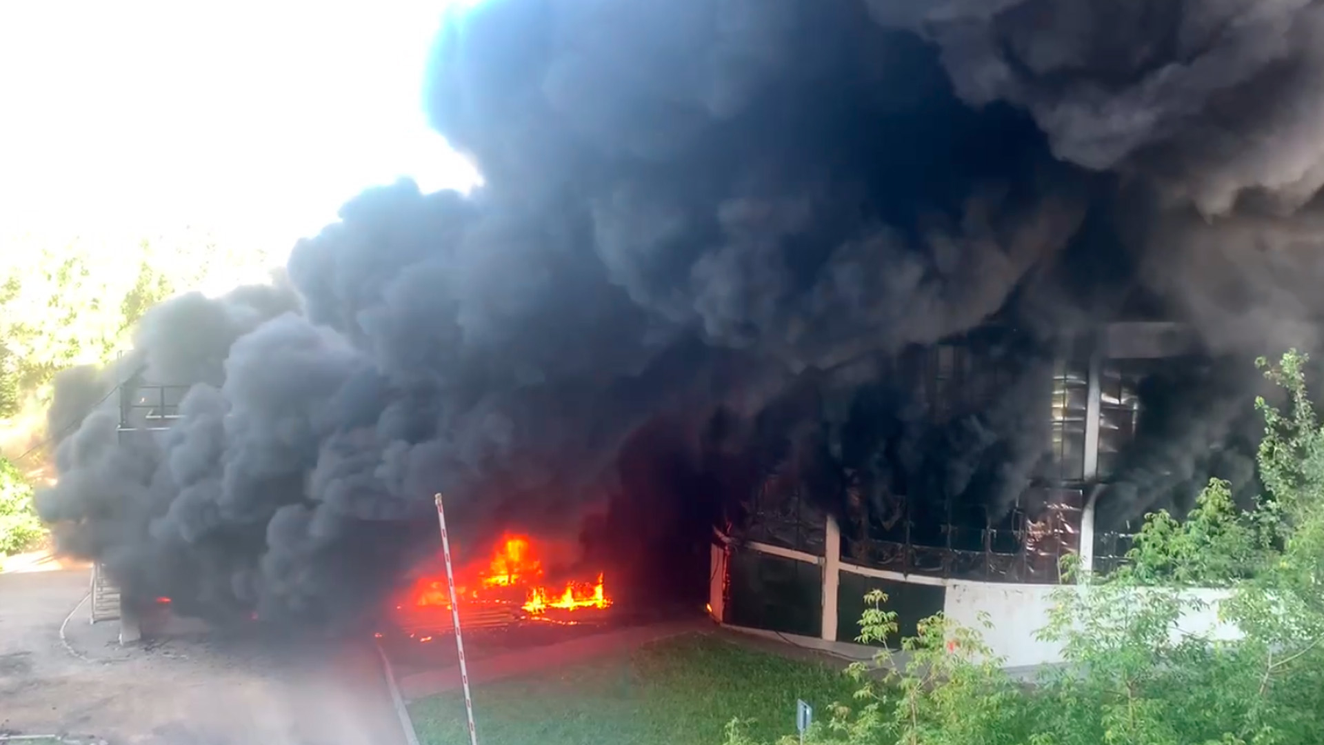СК возбудил уголовное дело после гибели людей при пожаре на парковке в Одинцово