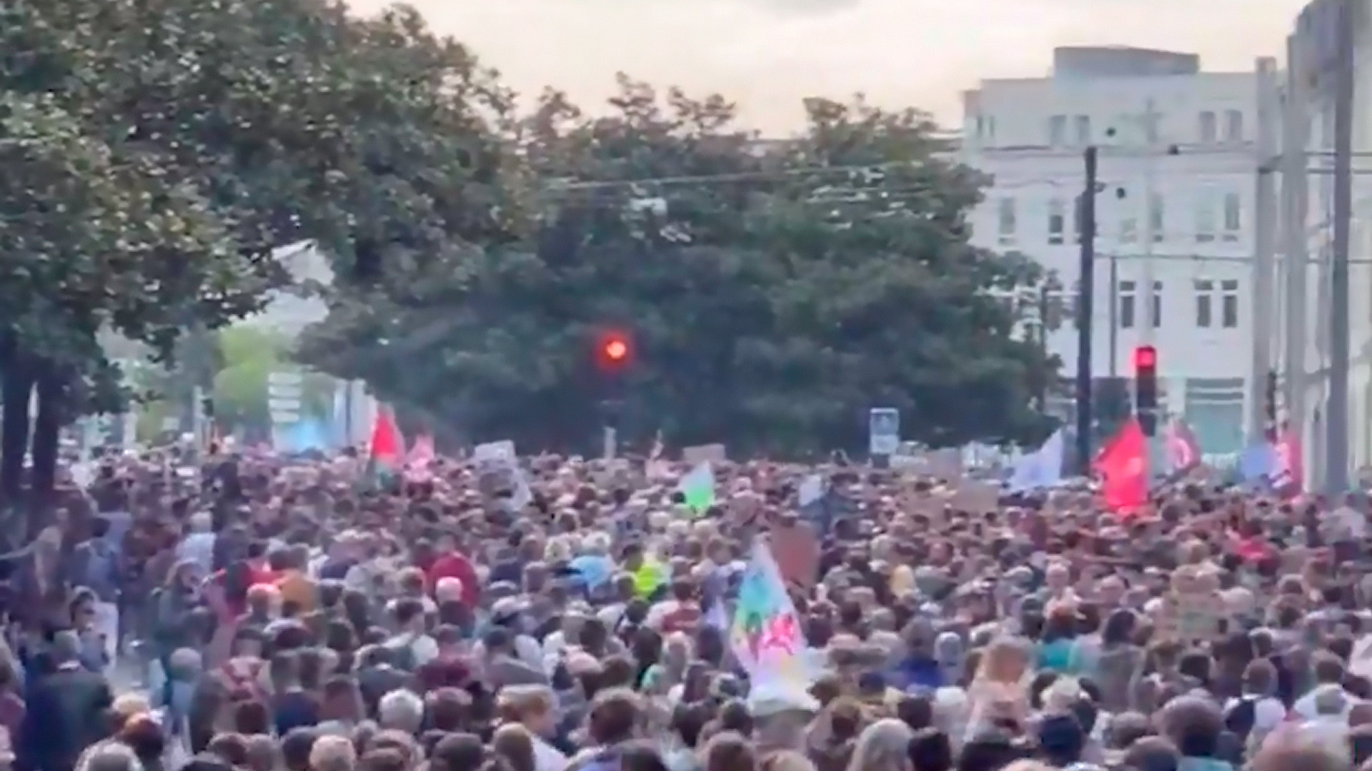 Во Франции тысячи активистов вышли на митинг против нового премьера