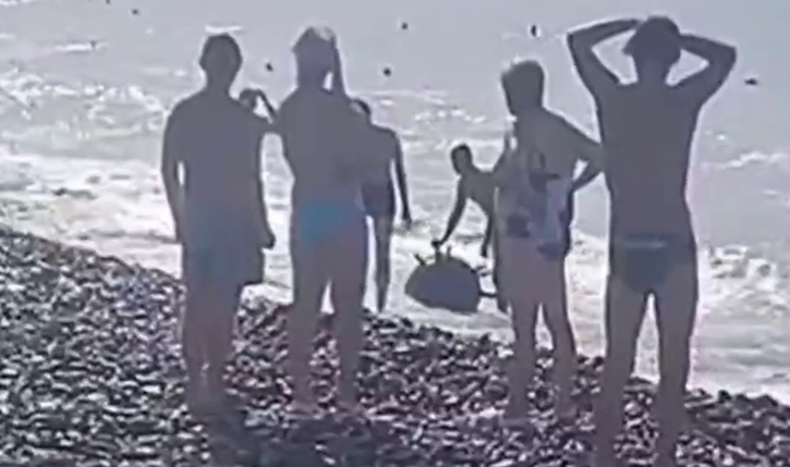 Туристы в Сочи достали мину из воды