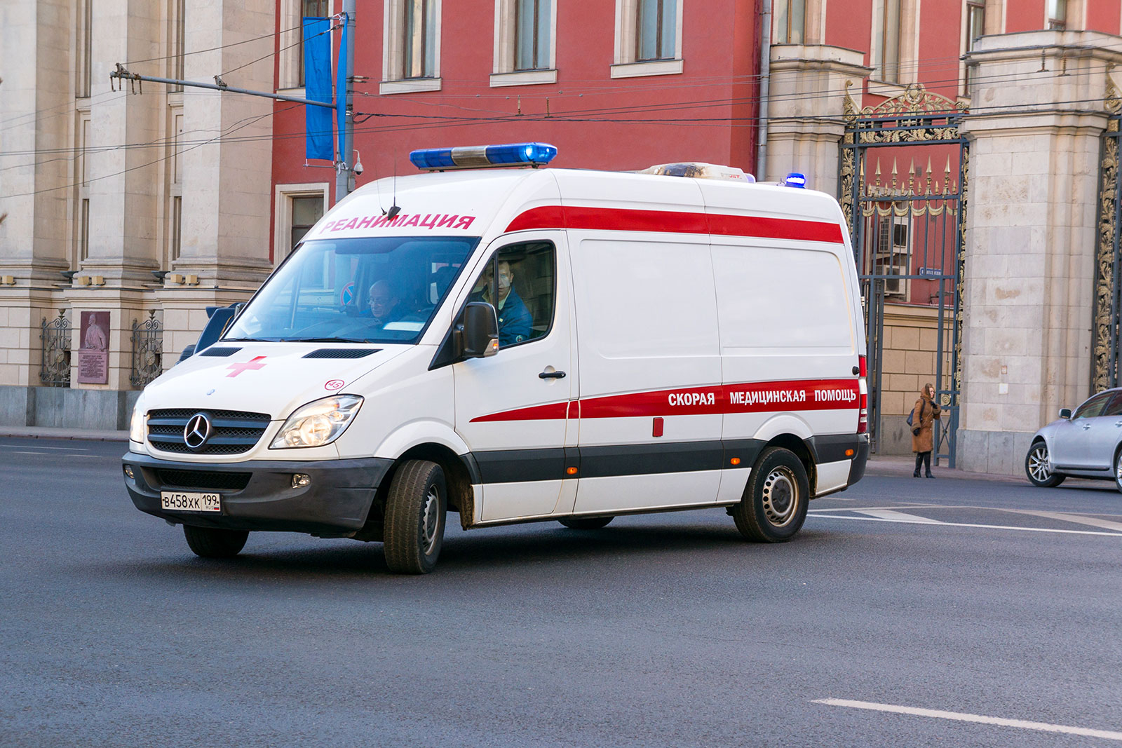 Во Владивостоке охранник ТЦ отказался пропускать скорую без оплаты стоянки