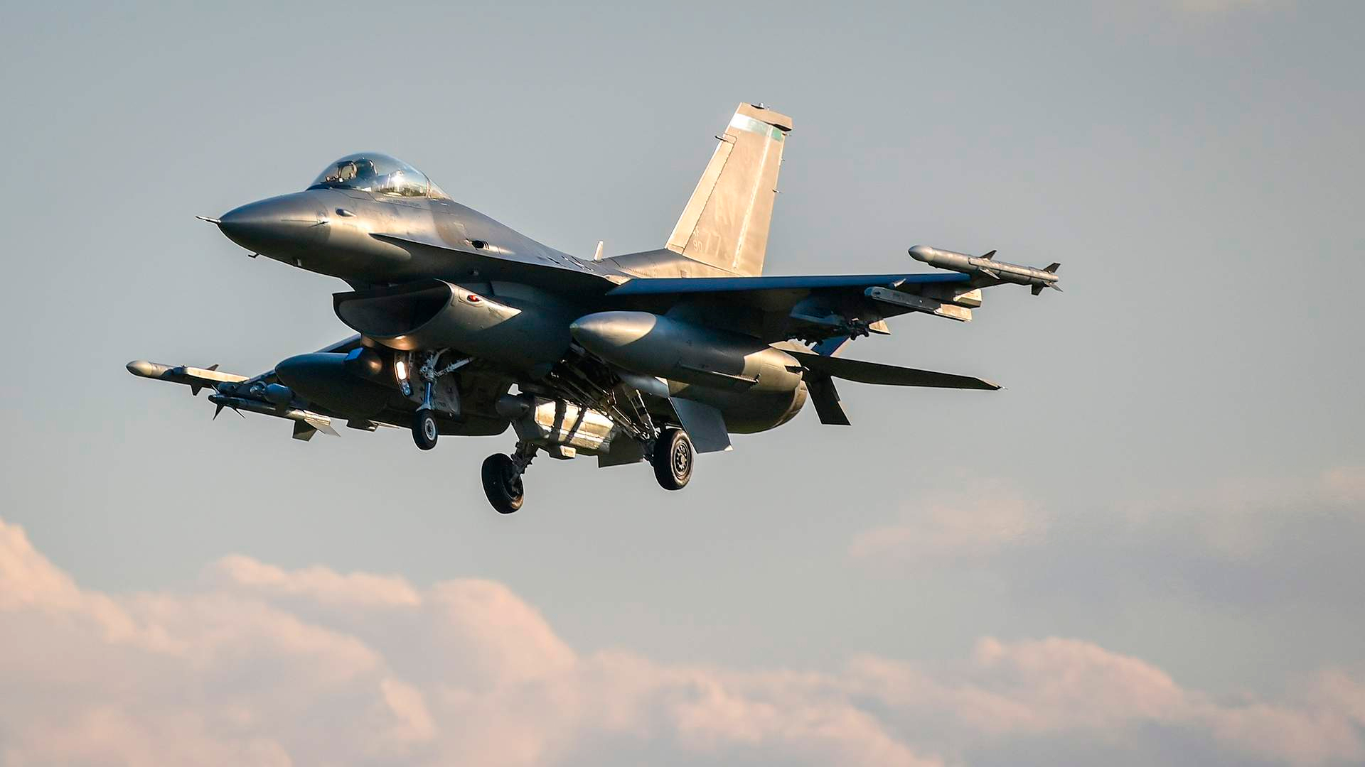 Нидерланды разрешили Киеву использовать F-16 для ударов по России