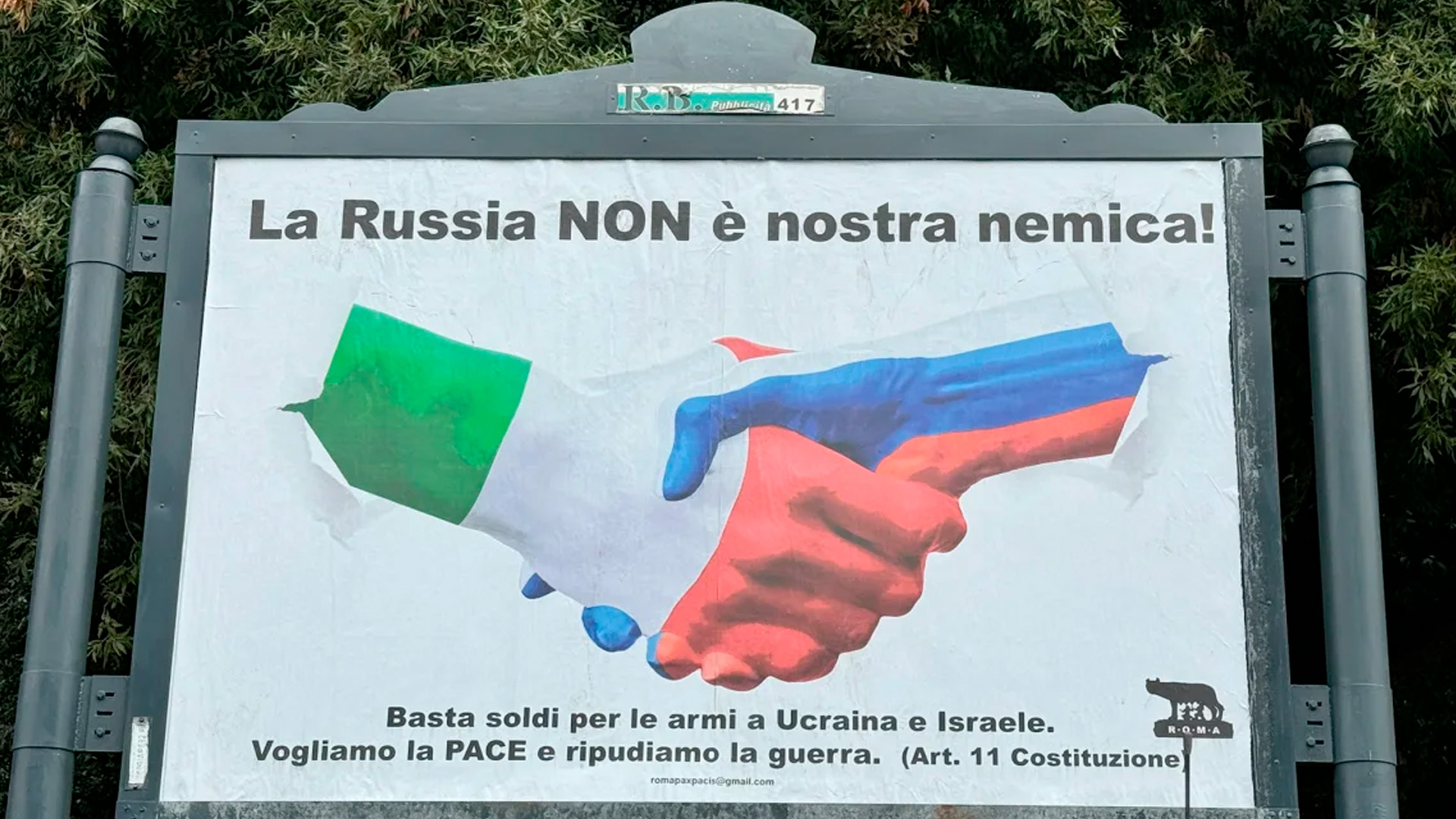 В Италии появились щиты с призывами к миру с Россией