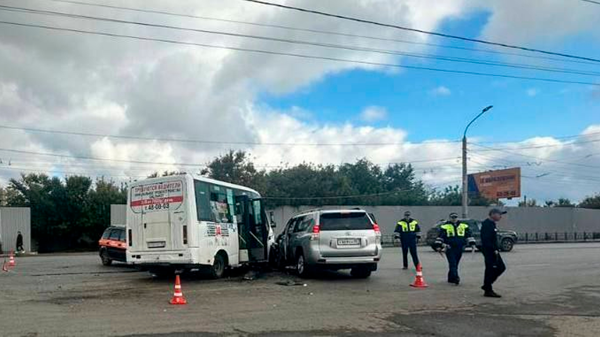 В Омске в ДТП пострадали 11 пассажиров автобуса