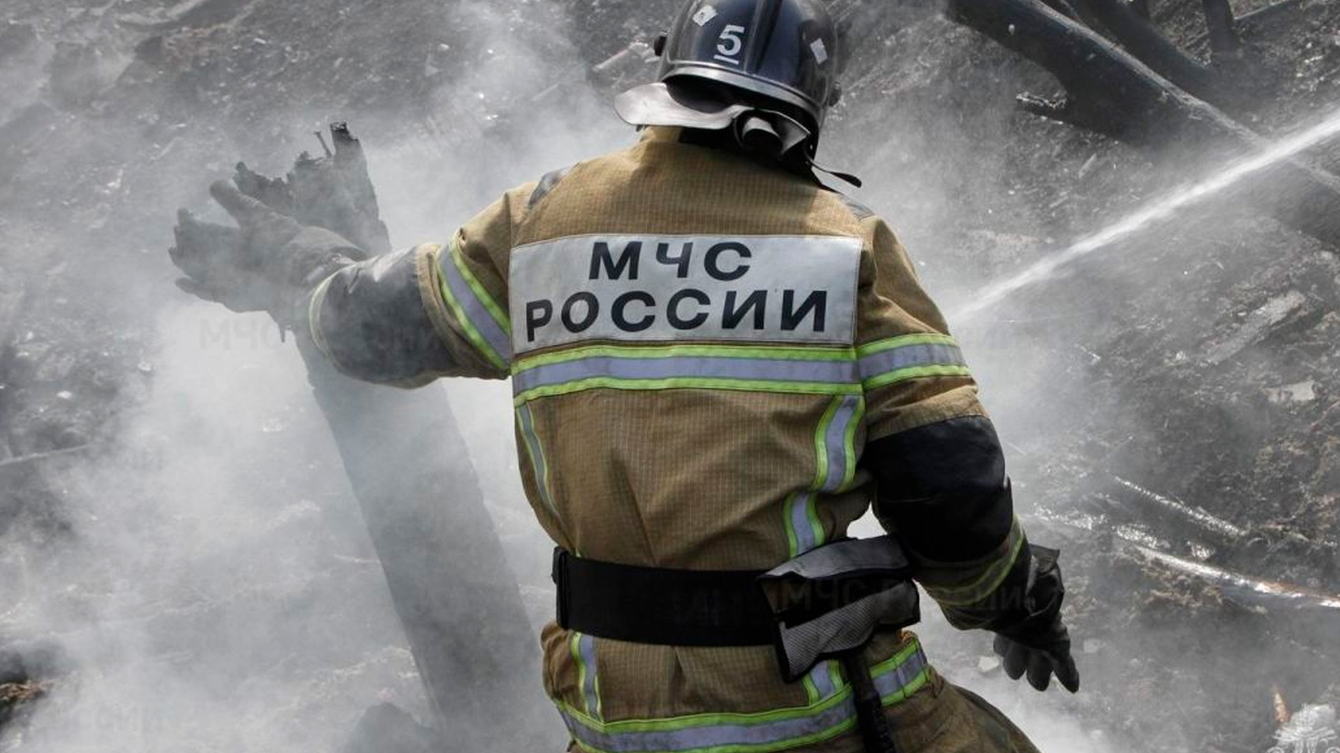 В Ростовской области ландшафтный пожар перекинулся на жилые дома