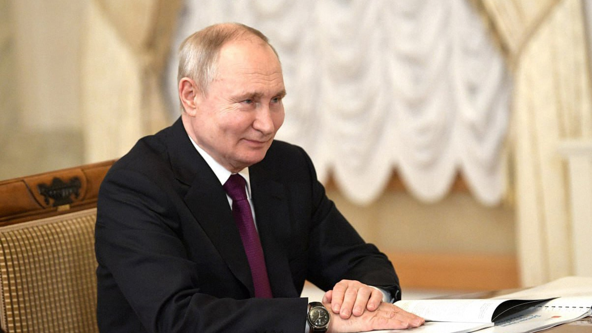 Путин поблагодарил женщин России за труд на благо страны