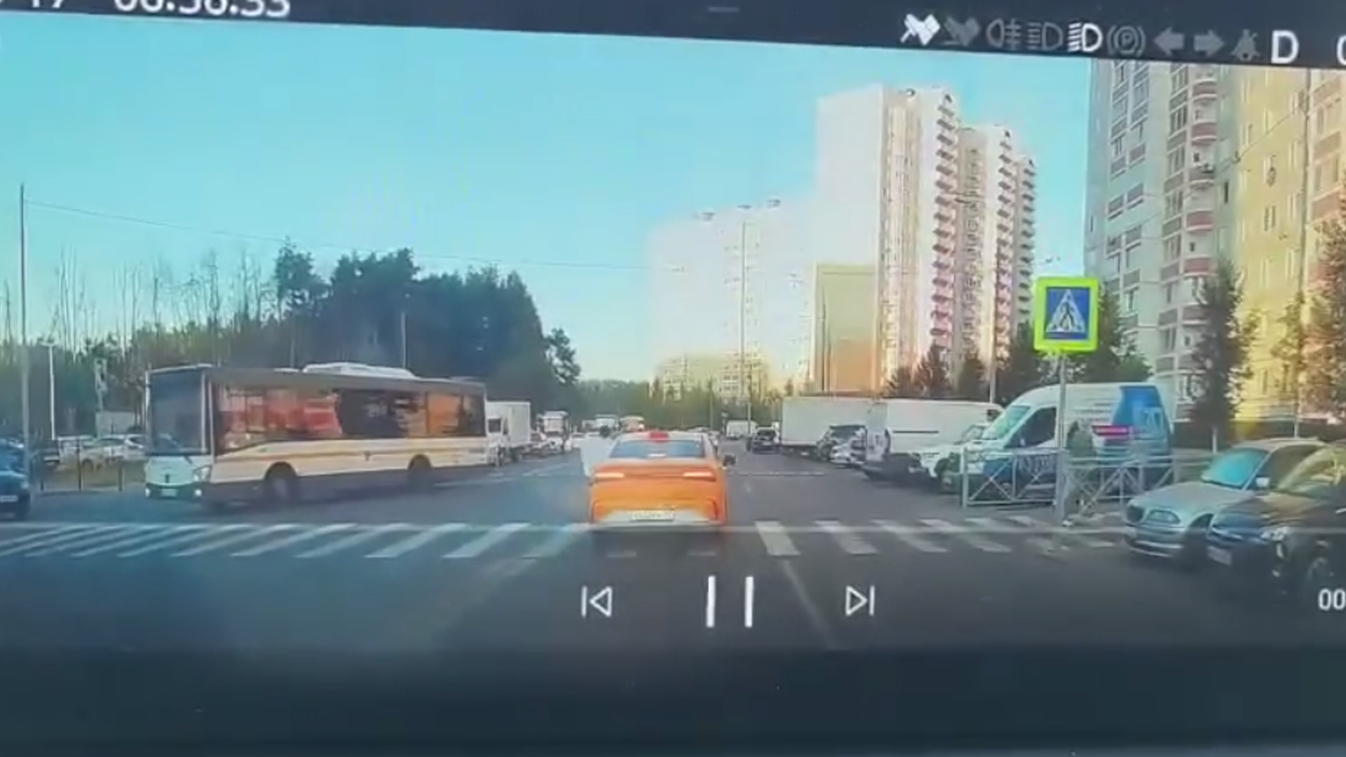 В Москве таксист чуть не наехал на мать с ребенком