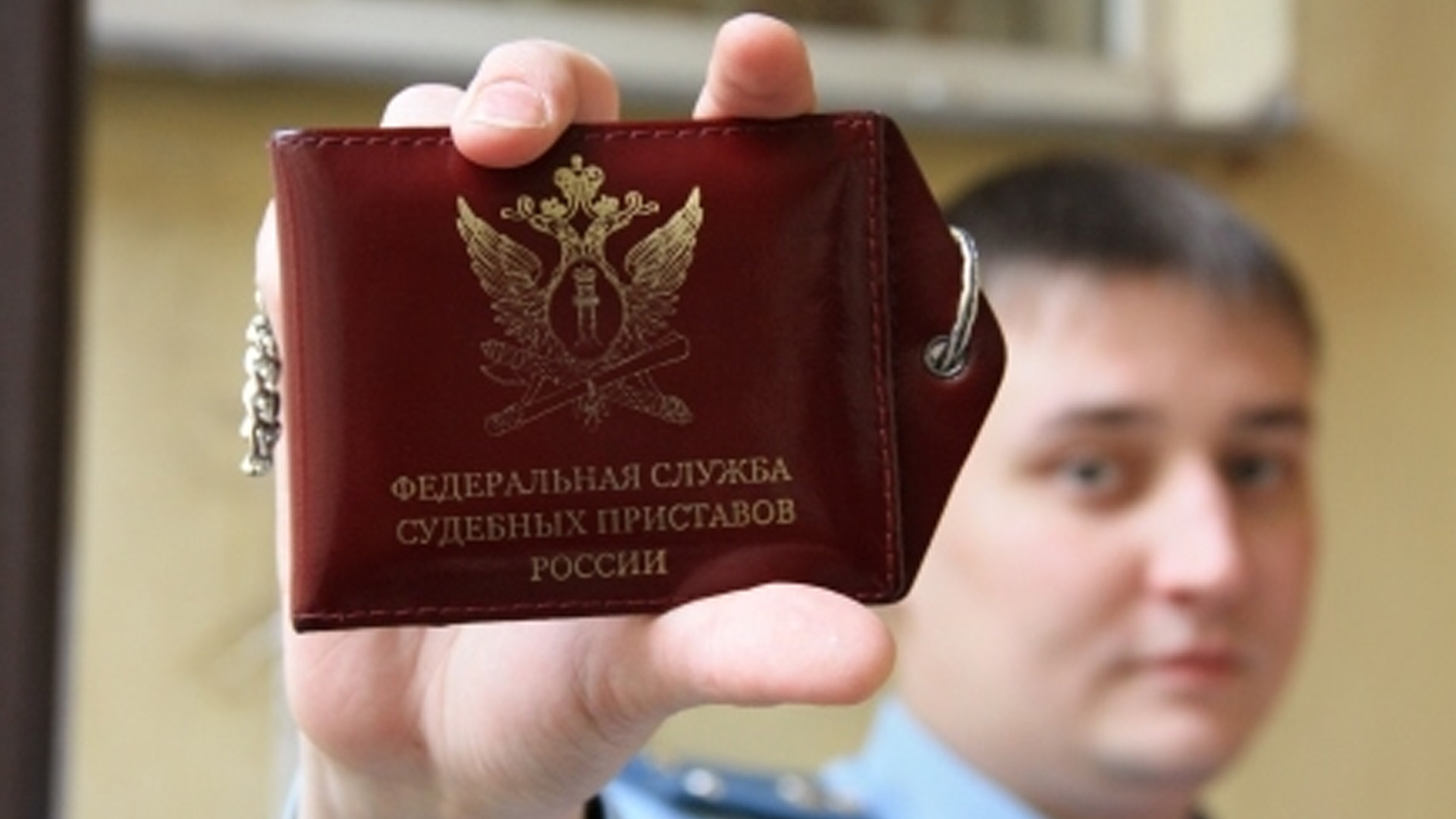 ФССП решила записывать процесс депортации мигрантов на видео