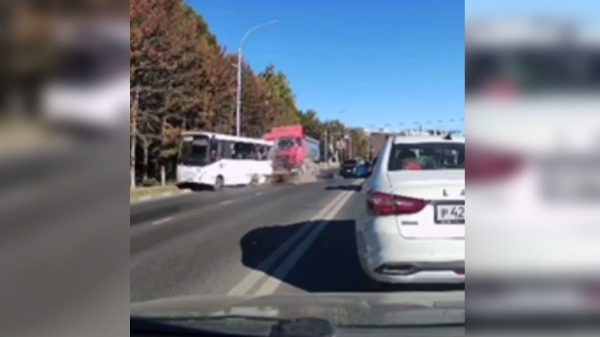 В Ульяновске грузовик протаранил автобус