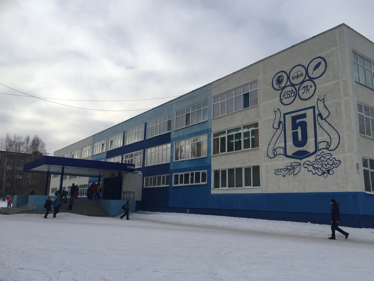 В Первоуральске школьник повредил спину после прыжка с здания школы