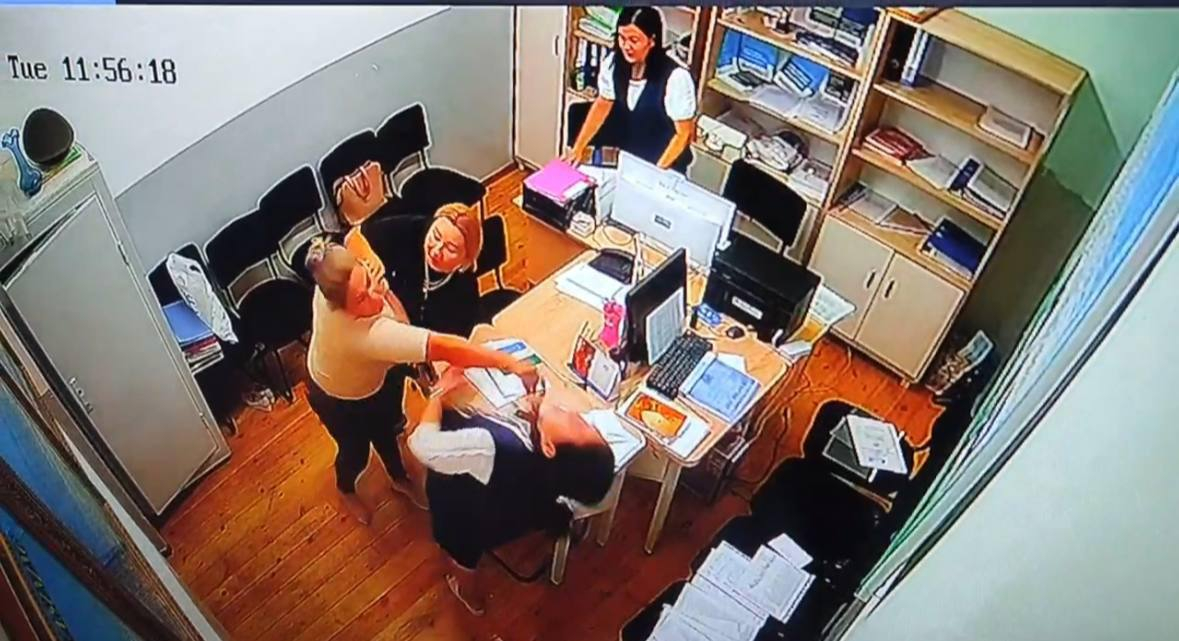 Избившая школьника в Ташкенте учительница снова устроила драку
