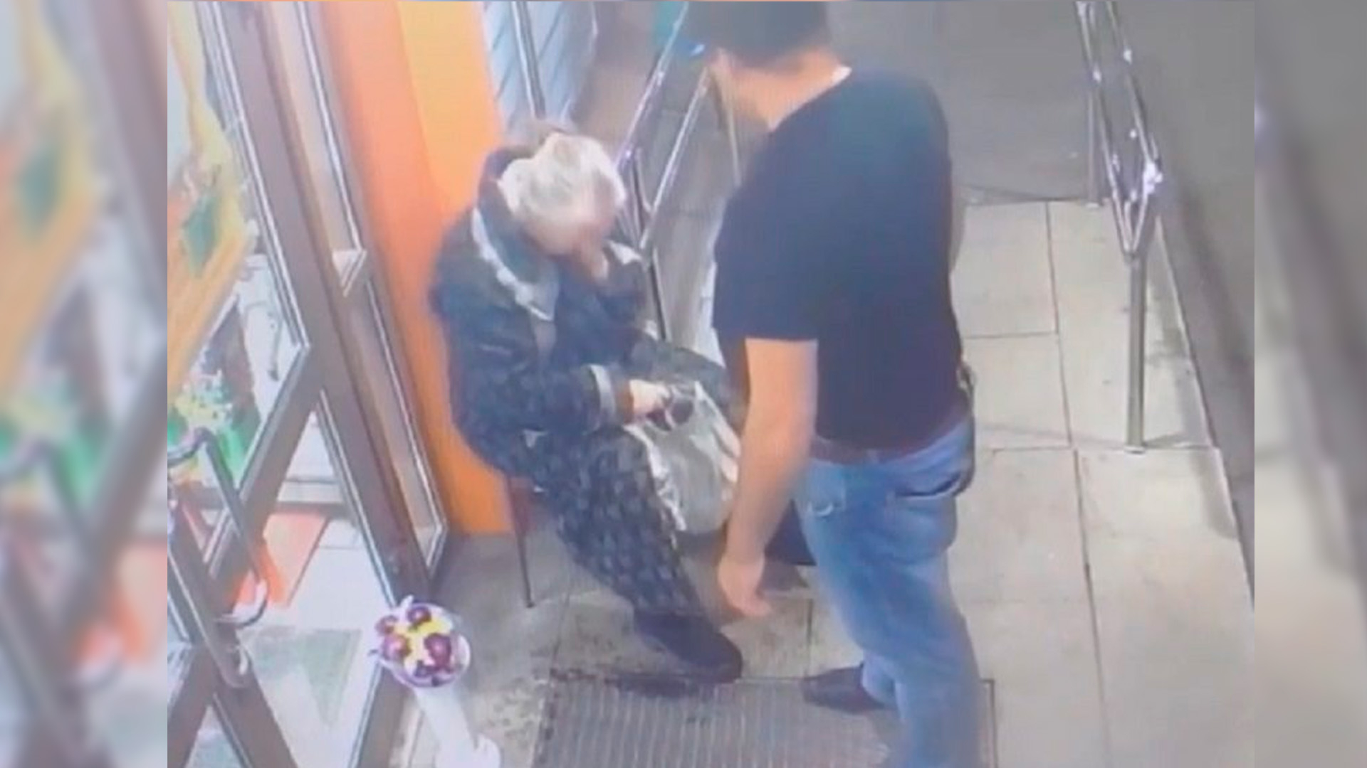В Ульяновске неизвестный напал на пенсионерку возле магазина