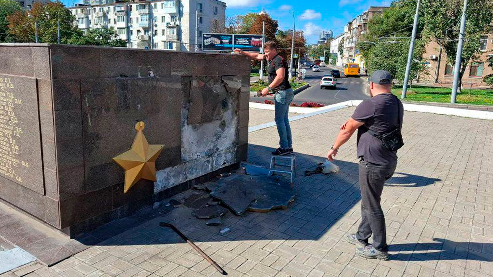 В Одессе активисты сбили со стелы «Крылья победы» советские символы
